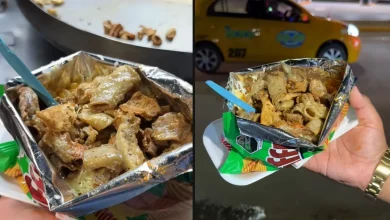 Joven mezcla papas, elote y tripa en una receta extrema que para algunos es innovación… y para otros, una “aberración”