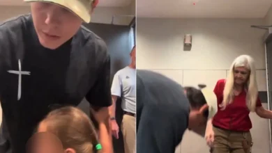Padre entra al baño de mujeres con sus hijas y desata fuerte discusión