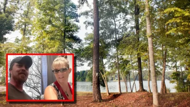 Las autoridades de Alabama investigan el caso luego de que ambos cuerpos fueran encontrados en una zona boscosa; la mujer habría sido estrangulada.