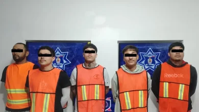 Dos de los arrestados enfrentan cargos por portación de arma de fuego, mientras que otros tres fueron acusados de resistencia y desobediencia a la autoridad.