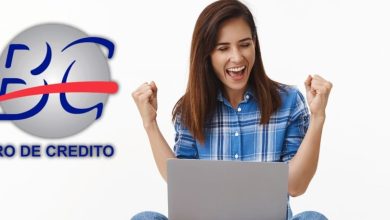 Persona revisa su historial crediticio en una computadora portátil frente al logotipo del Buró de Crédito