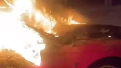 Dodge Challenger rojo incendiado en el fraccionamiento Villas del Sur de Ciudad Juárez