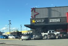Hamburguesa Famous Star con queso anunciada en la promoción de aniversario de Carl’s Jr. en México
