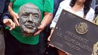 Estatua de Felipe Calderón dañada y fuera de su pedestal en el Complejo Cultural Los Pinos