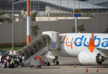 Avión despegando junto a una aeronave de Flydubai en una pista del Aeropuerto Internacional de Dubái