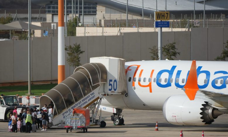 Avión despegando junto a una aeronave de Flydubai en una pista del Aeropuerto Internacional de Dubái