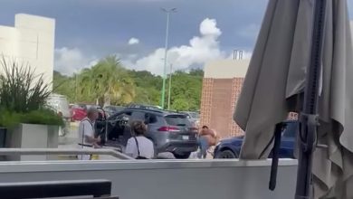Personas reunidas junto a una camioneta durante un forcejeo afuera de Carl’s Jr. en Mazatlán