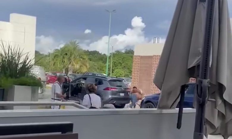 Personas reunidas junto a una camioneta durante un forcejeo afuera de Carl’s Jr. en Mazatlán