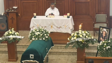 Altar con fotografía, flores y veladoras en memoria de la subdirectora Nery Edith Nevárez González en Torreón
