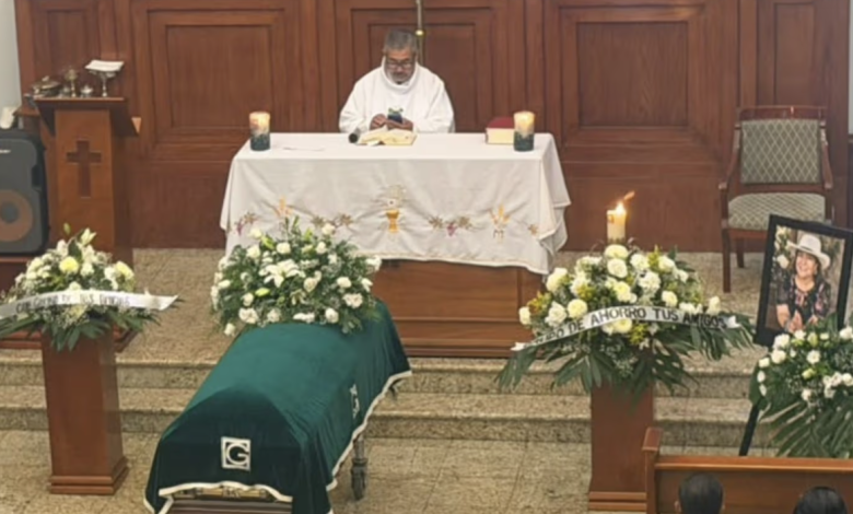 Altar con fotografía, flores y veladoras en memoria de la subdirectora Nery Edith Nevárez González en Torreón