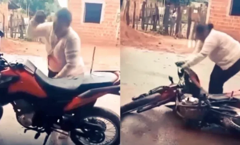 Mujer golpeando con una piedra una motocicleta estacionada en Maranhão, Brasil