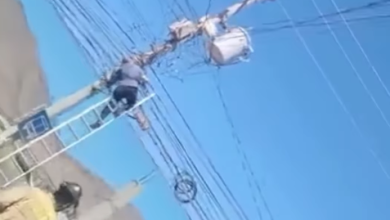 Poste de energía eléctrica y escalera en el lugar donde un hombre sufrió una descarga en la colonia El Niño de Tijuana