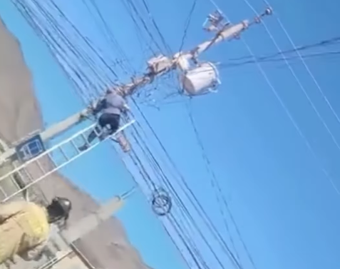 Poste de energía eléctrica y escalera en el lugar donde un hombre sufrió una descarga en la colonia El Niño de Tijuana
