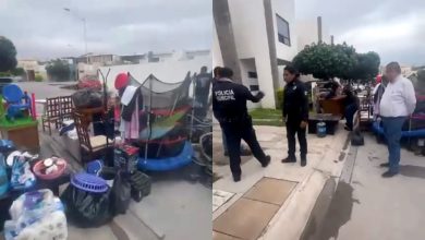 Pertenencias de una familia colocadas en la calle tras un presunto embargo por error en Torreón