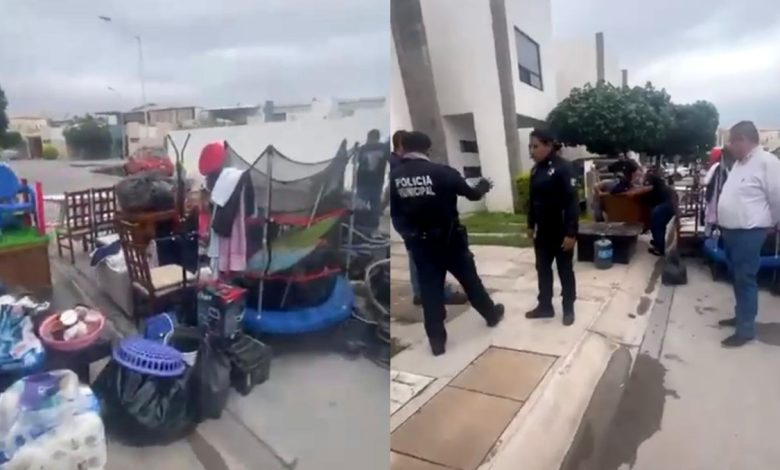 Pertenencias de una familia colocadas en la calle tras un presunto embargo por error en Torreón