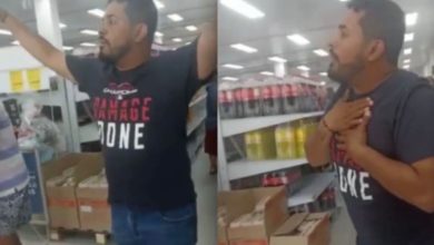 Hombre de pie cerca de las cajas de un supermercado durante un reclamo público captado en video