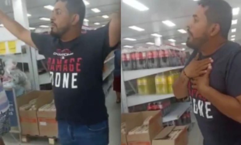 Hombre de pie cerca de las cajas de un supermercado durante un reclamo público captado en video