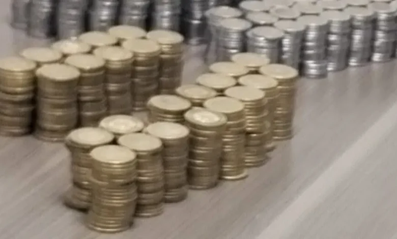 Costales con monedas mexicanas como imagen alusiva a una denuncia por pago de liquidación en monedas en Chihuahua