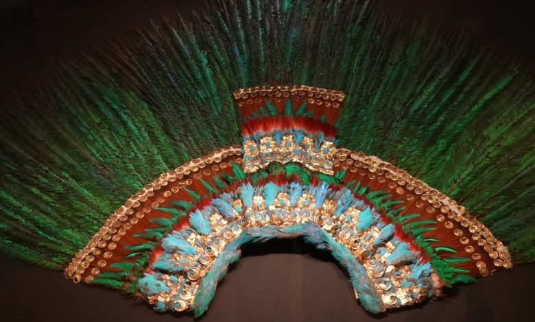 Tocado de plumas atribuido a Moctezuma II y resguardado en el Weltmuseum Wien de Austria