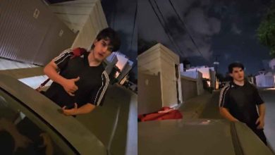 Cerrajero durante un servicio nocturno para abrir un automóvil en Monterrey