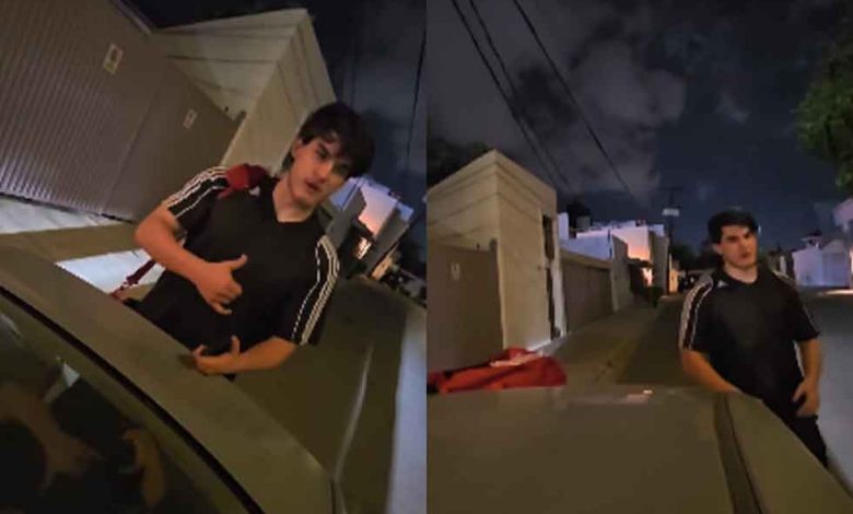 Cerrajero durante un servicio nocturno para abrir un automóvil en Monterrey