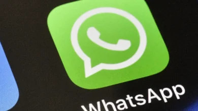 Celular antiguo con la aplicación de WhatsApp y pantalla de ajustes del sistema operativo