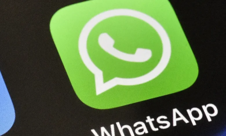 Celular antiguo con la aplicación de WhatsApp y pantalla de ajustes del sistema operativo