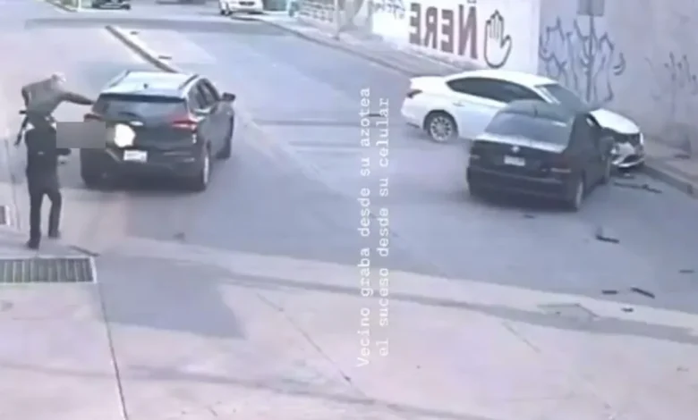 Automóvil negro con cristales rotos e impactos tras ataque armado en Valle de Santiago