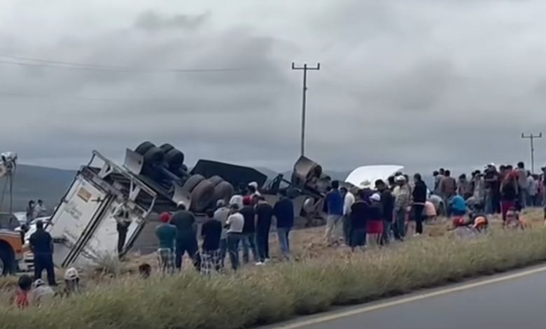 Tráiler cargado con carne volcado junto a la carretera Saltillo-Torreón mientras autoridades resguardan la zona